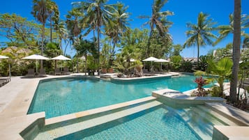 2 buitenzwembaden, parasols voor strand/zwembad