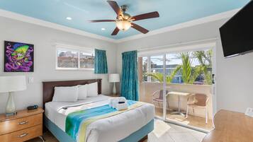 Ropa de cama de alta calidad y caja de seguridad en la habitación