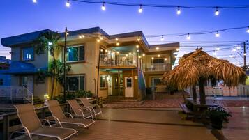 Fachada de la propiedad por la tarde o noche