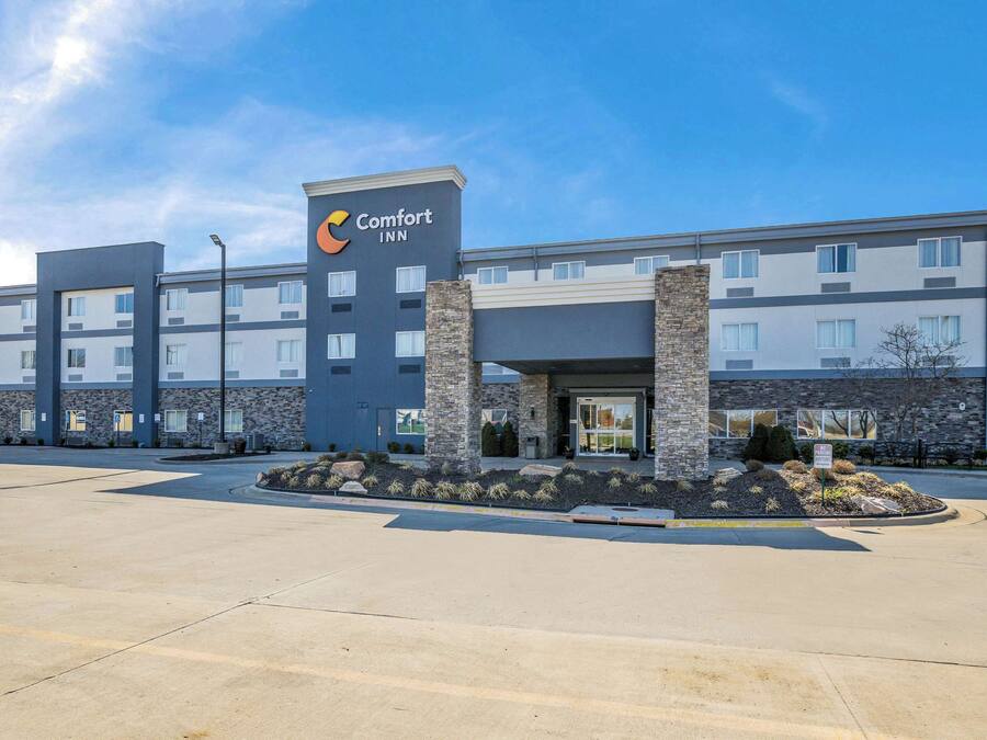 Un hotel Comfort Inn con diseño moderno, que presenta fachada de piedra y varios pisos.