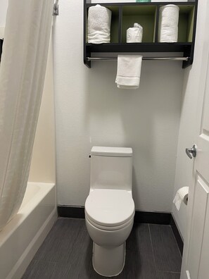 吹风机、毛巾、肥皂、洗发水