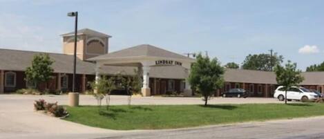 A building with a sign reading "Lindsay Inn."