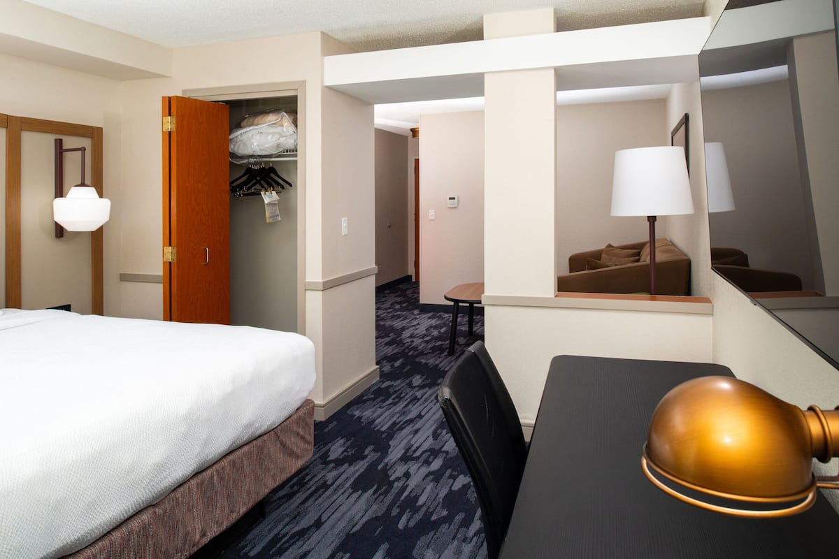 egyptian cotton sheets, premium bedding, in-room safe, desk