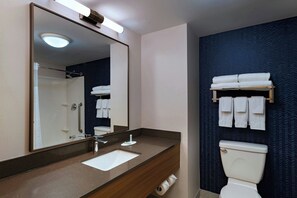 Vòi sen/bồn tắm kết hợp, đồ dùng nhà tắm miễn phí, máy sấy tóc 