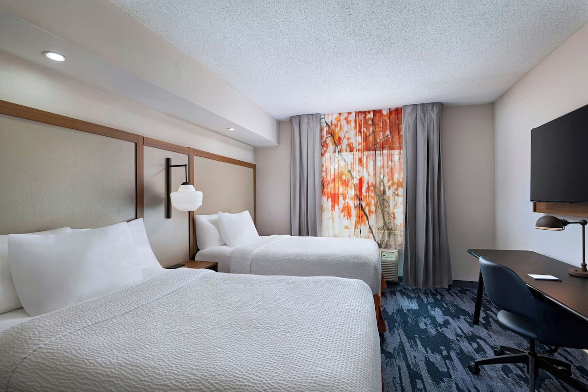 Sengetøy av topp kvalitet, senger med overmadrass og skrivebord