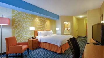 Una piscina techada, una piscina al aire libre