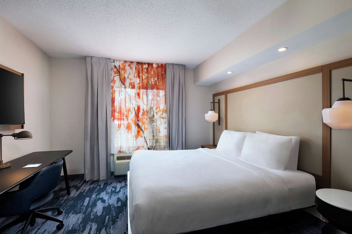 Room, 1 King Bed | Premium bedding, pillowtop beds, desk, iron/ironing board