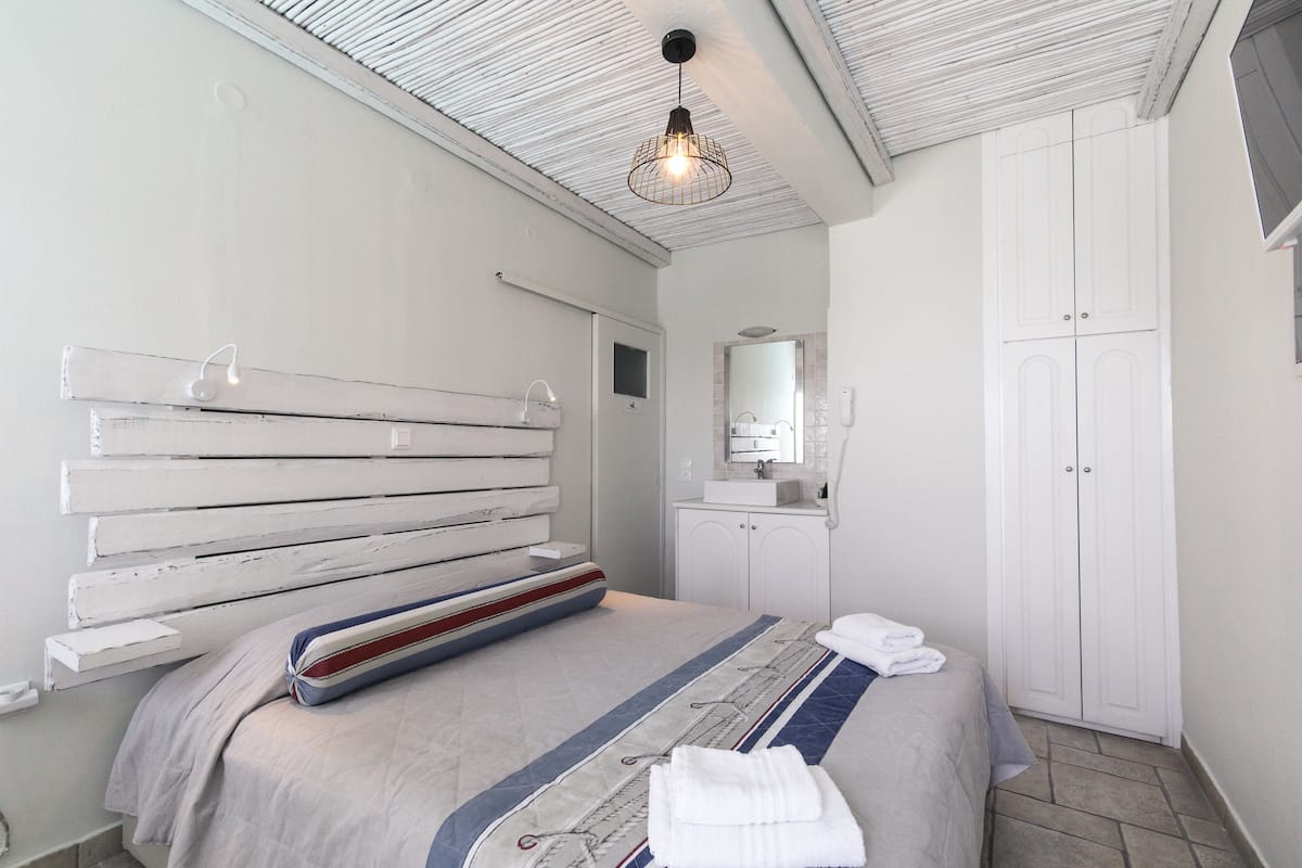 Standard Single Room, Pool View (Pool Level)