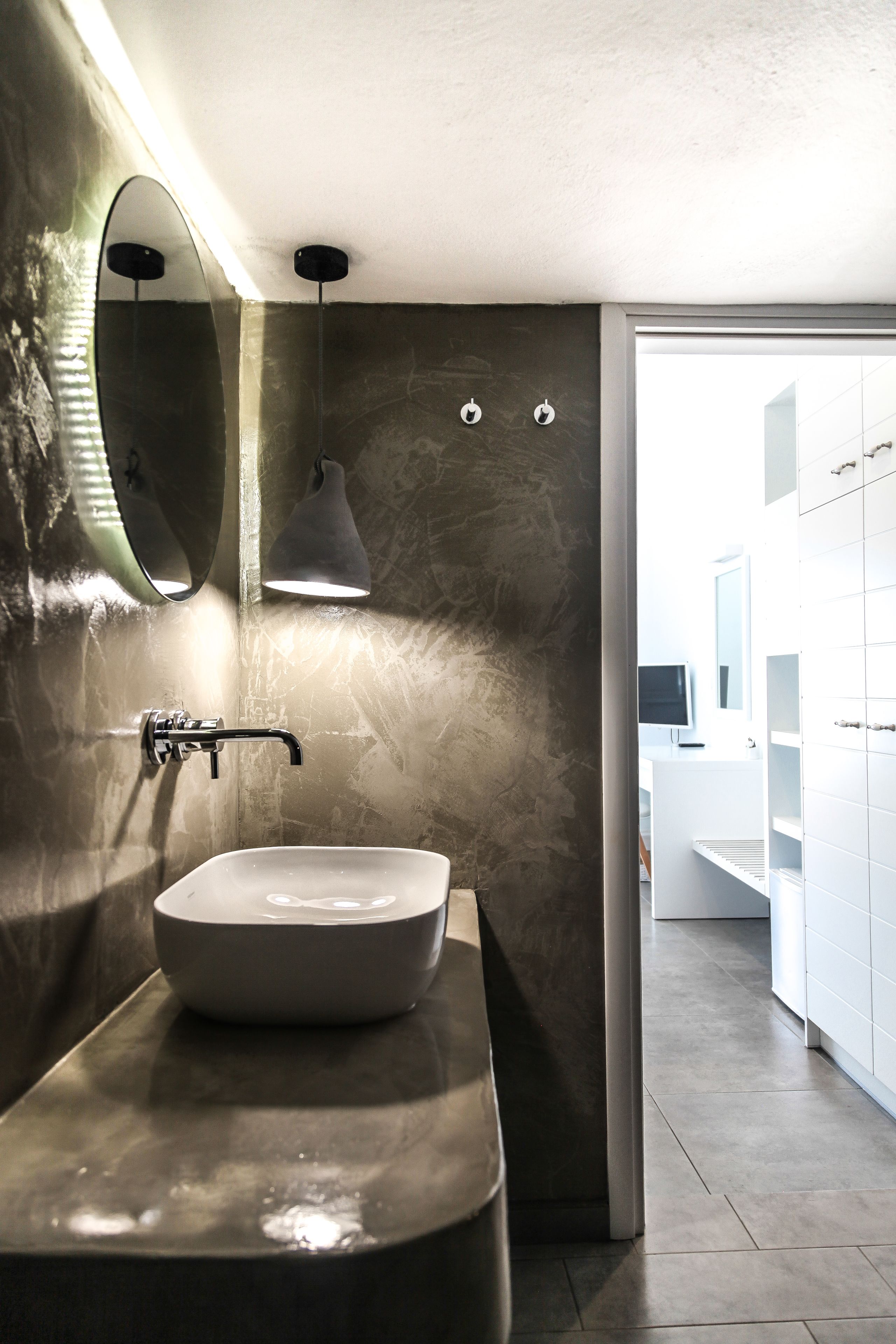 junior studio suite (caldera view) | bathroom | shower, free toiletries, hair dryer, towels