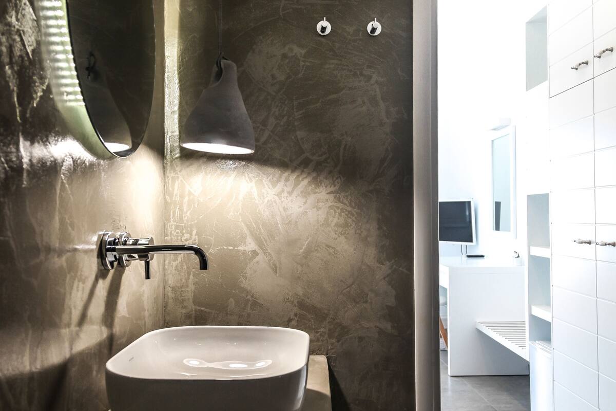 junior studio suite (caldera view) | bathroom | shower, free toiletries, hair dryer, towels