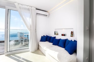 Suite superior, terraza, vistas al mar | Caja fuerte, tabla de planchar con plancha, wifi gratis y ropa de cama