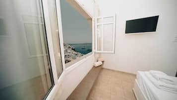 Dobbeltrom – standard, byutsikt | Safe på rommet, strykejern/-brett, wi-fi (inkludert) og sengetøy