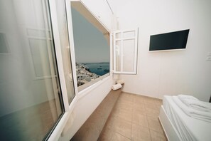 Quarto casal standard, vista para a cidade | Cofres nos quartos, ferros/tábuas de passar roupa, Wi-Fi de cortesia