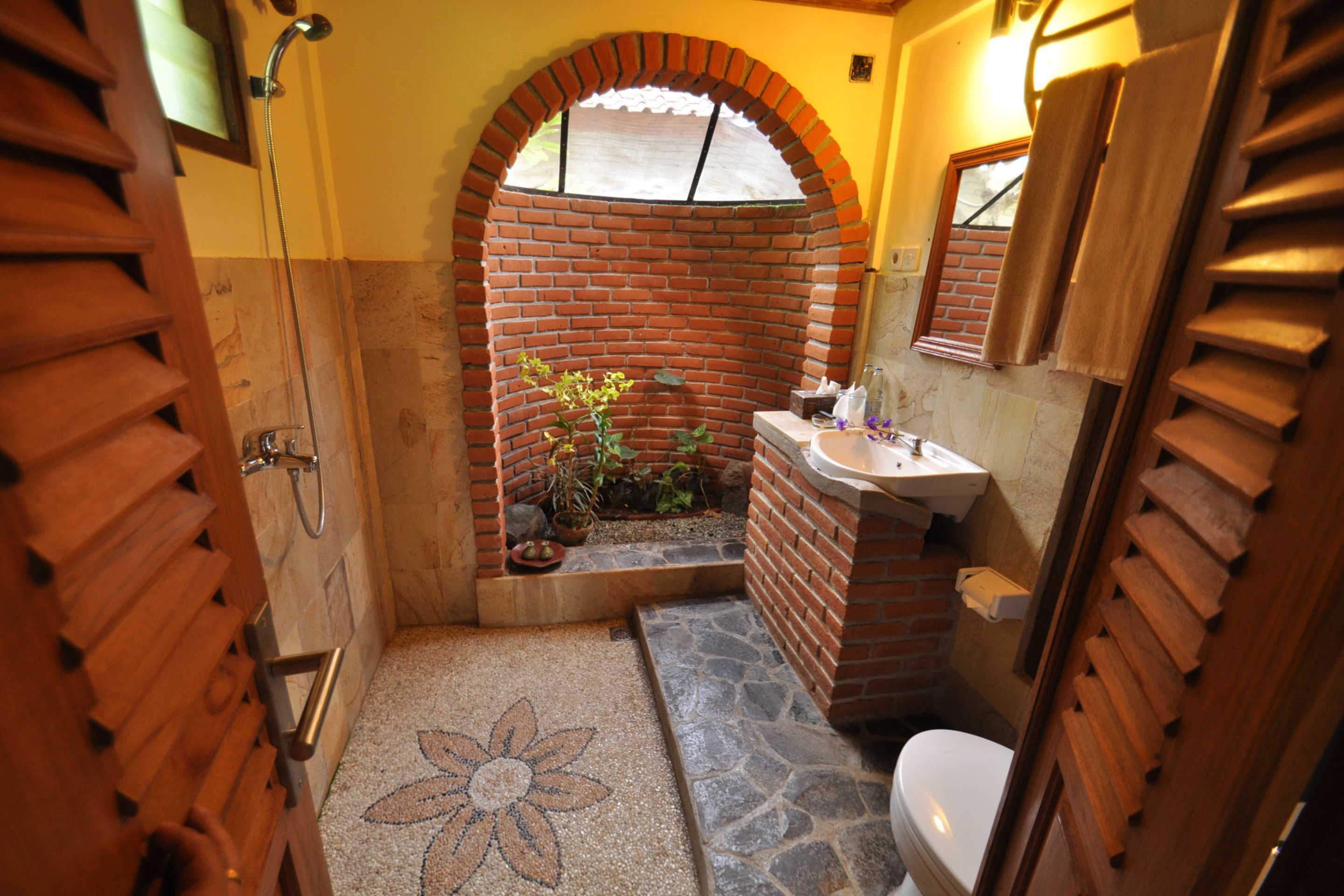 shower, rainfall showerhead, free toiletries, hair dryer