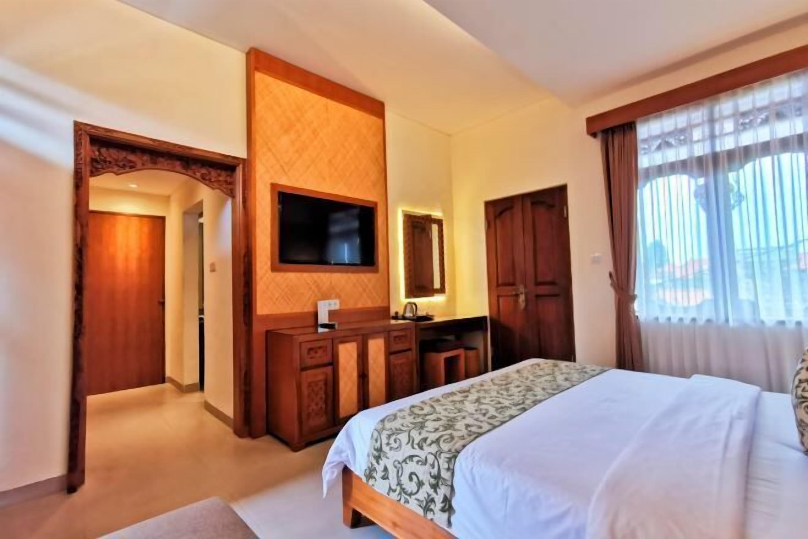 迷你吧、客房内保险箱、办公桌、免费 WiFi