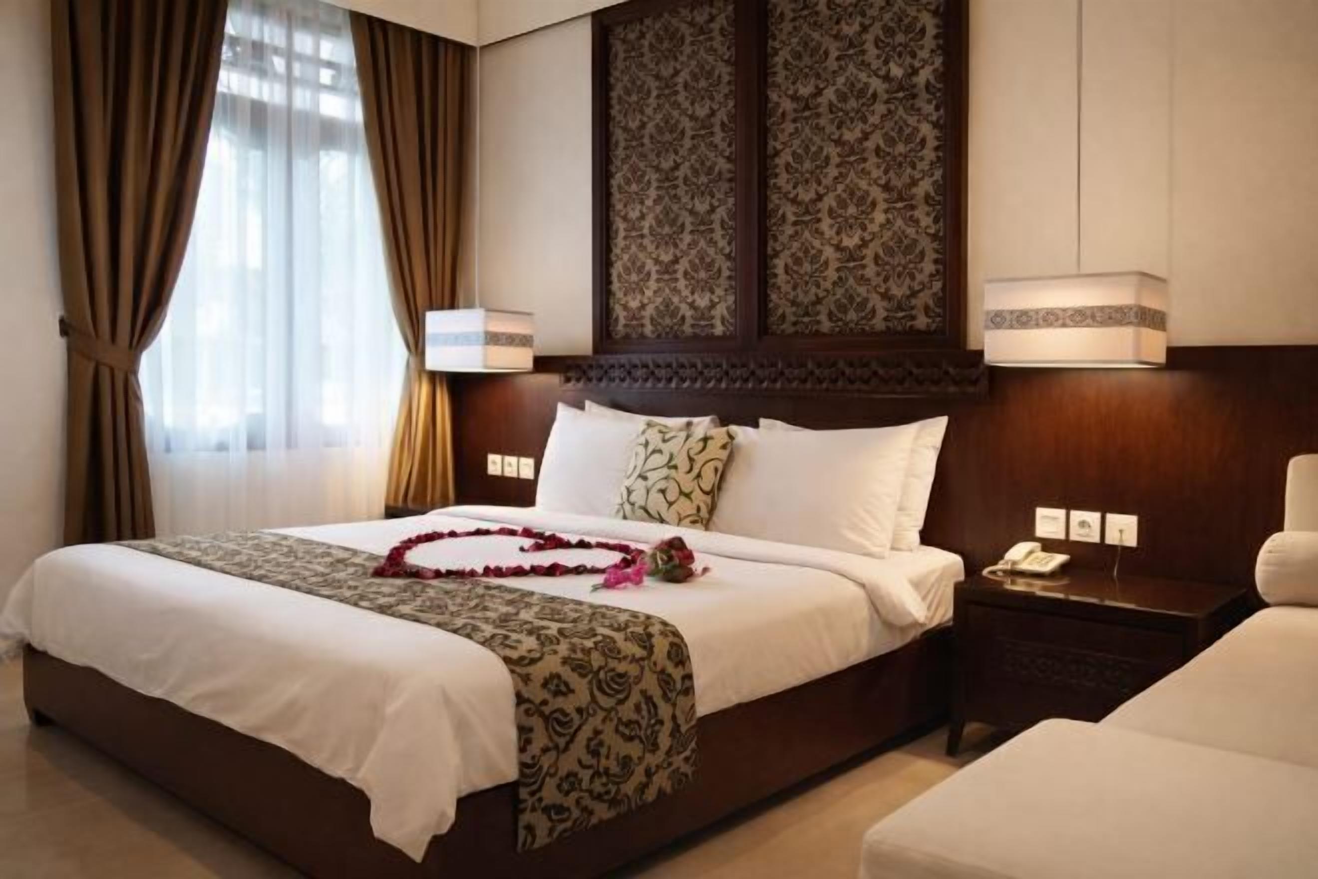 迷你吧、客房内保险箱、办公桌、免费 WiFi