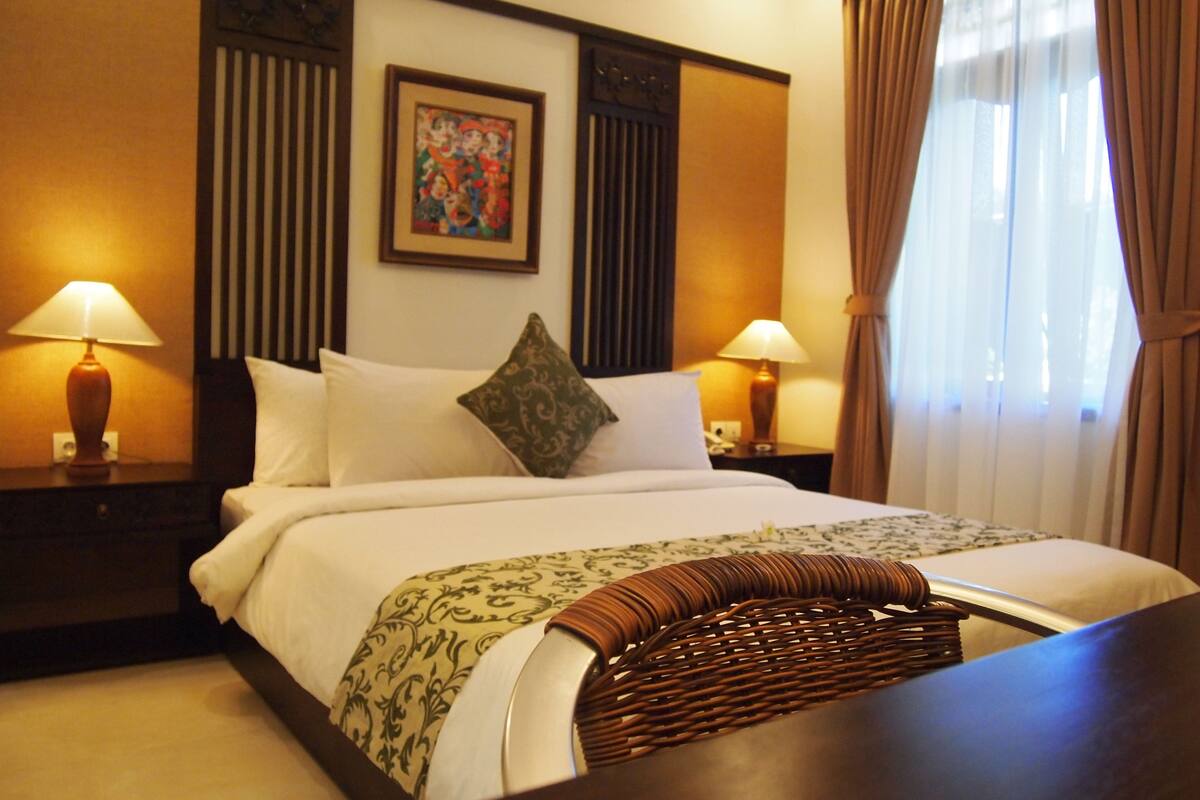 Minibar, in-room safe, desk, free WiFi