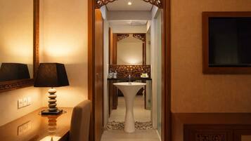 Kamar Deluks (Super) | Kamar mandi | Shower, perlengkapan mandi gratis, pengering rambut, dan sandal