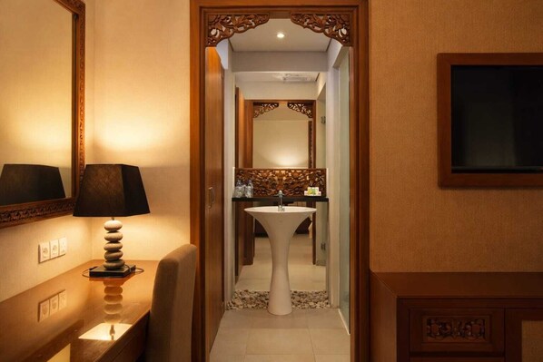 Super Deluxe Room | Bathroom | Shower, free toiletries, hair dryer, slippers - Yulia Village Inn (Ubud)