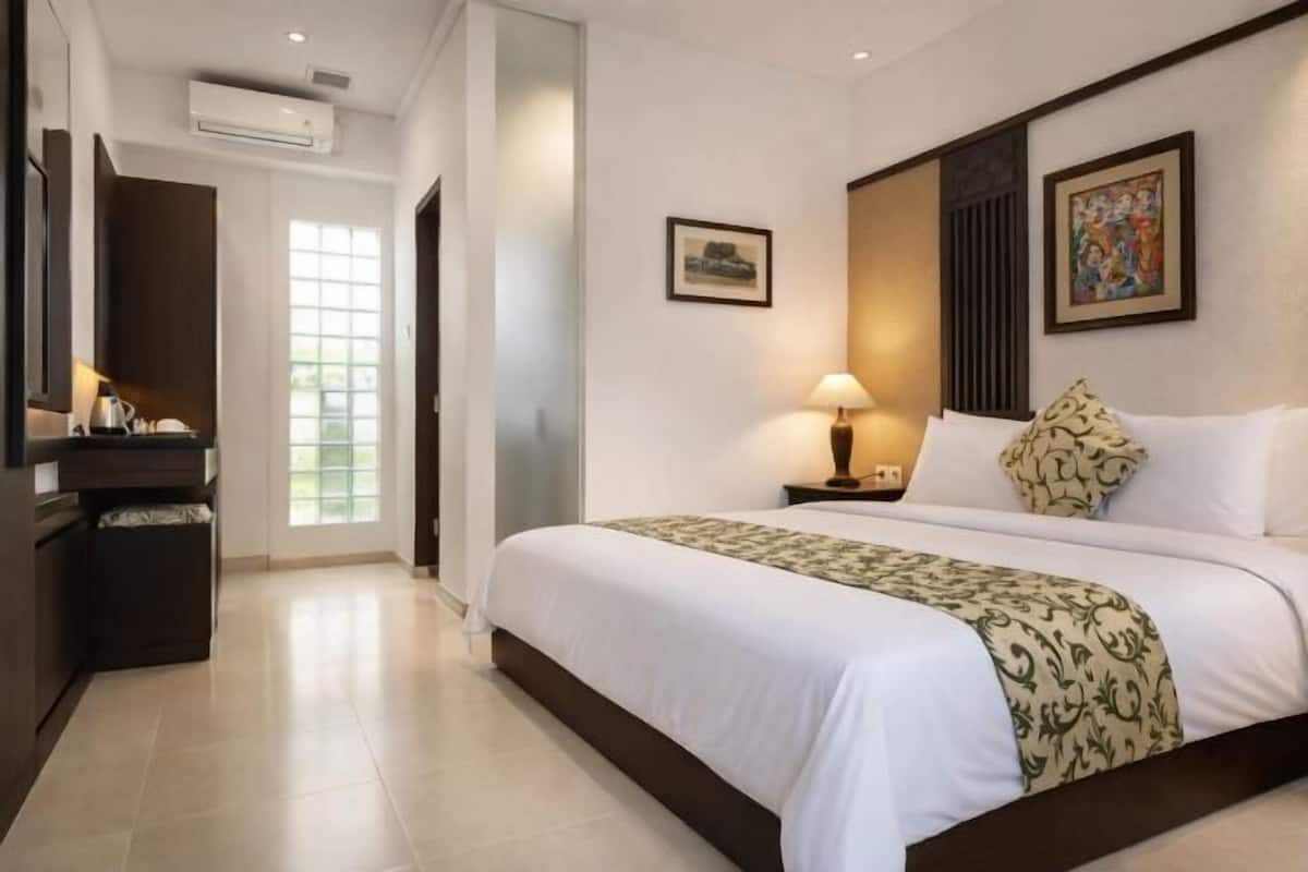 Minibar, in-room safe, desk, free WiFi