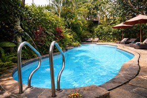 Outdoor pool, sun loungers - Yulia Village Inn (Ubud)
