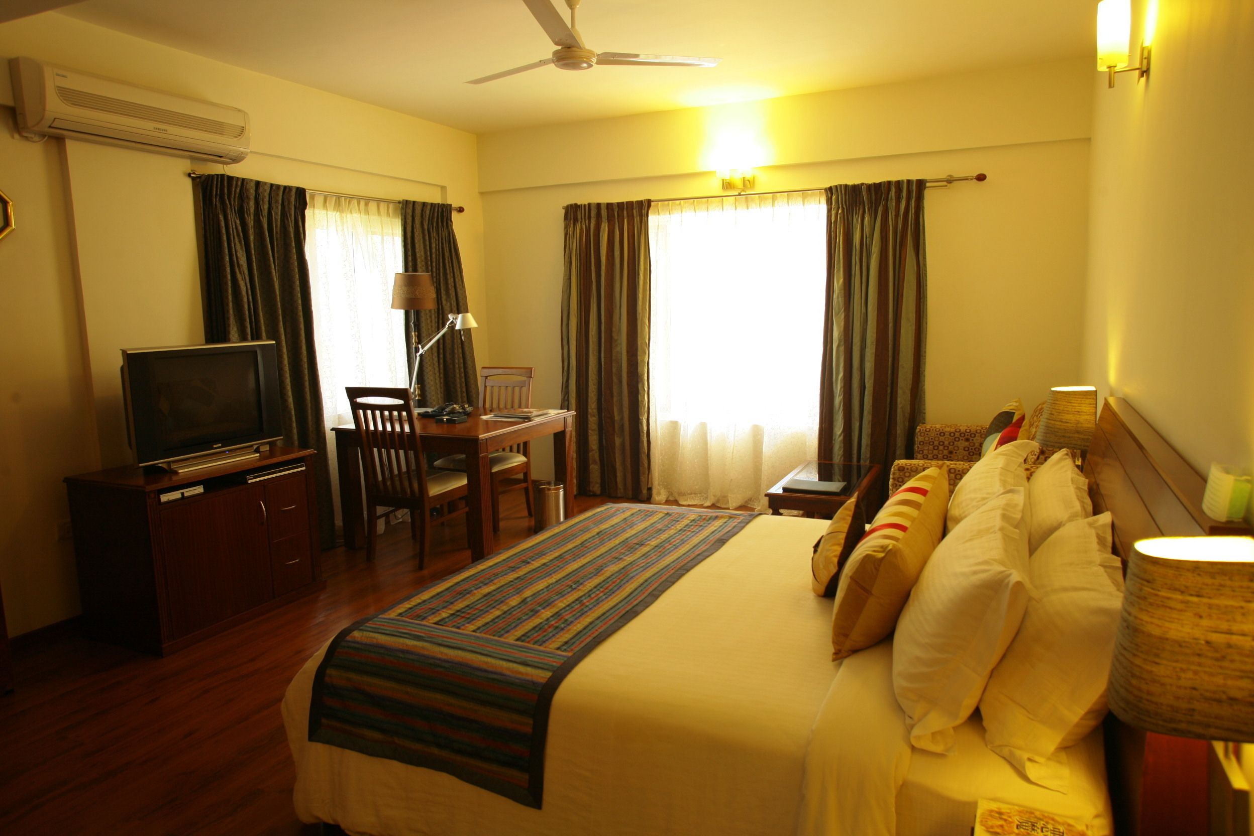 deluxe room, 1 double bed | premium bedding, minibar, in-room safe, desk