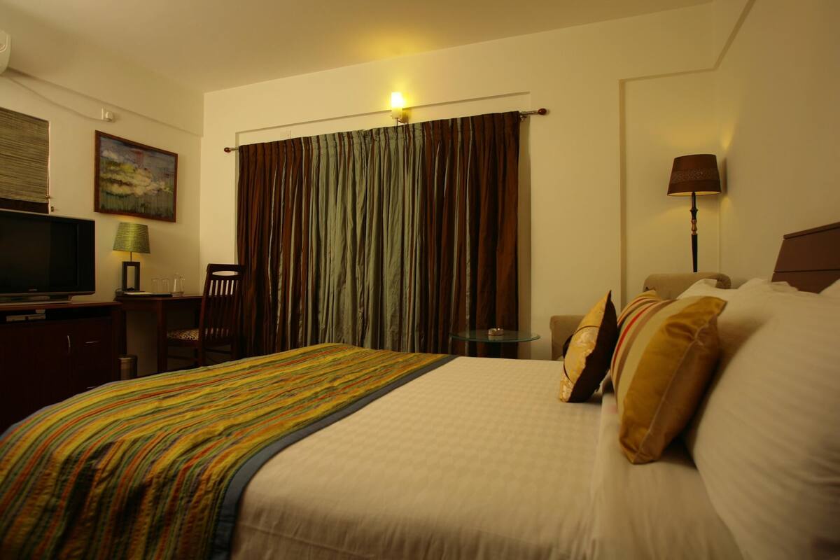 Premium bedding, minibar, in-room safe, desk