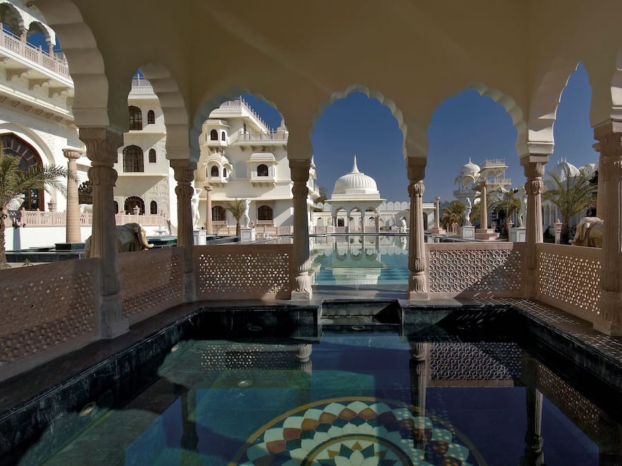 Piscina all'aperto, lettini