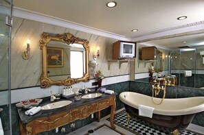 럭셔리 스위트 (Luxury 1 Suite) | 욕실 | 레인폴 샤워기, 무료 세면용품, 헤어드라이어, 목욕가운