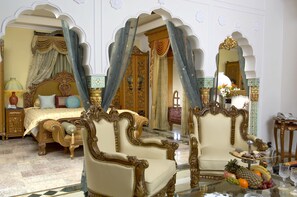 套房 (Regal) | 高档床上用品、迷你吧、客房内保险箱、办公桌