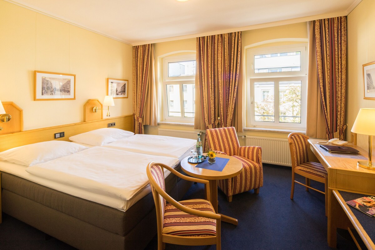 Hochwertige Bettwaren, Minibar, Zimmersafe, Schreibtisch