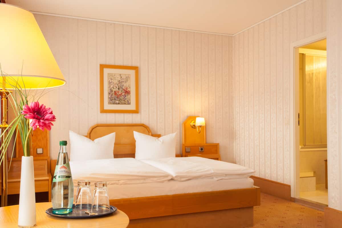 Phòng Suite | Bộ đồ giường cao cấp, minibar, két bảo mật tại phòng, bàn 