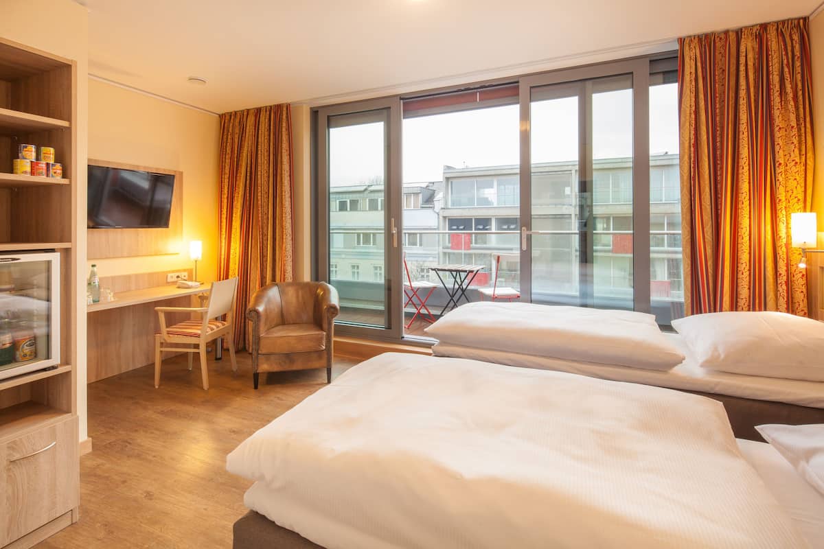 Bộ đồ giường cao cấp, minibar, két bảo mật tại phòng, bàn 