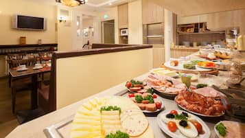 Café da manhã com buffet todos os dias (EUR 15.00 por pessoa)