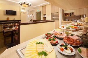 Morgunverðarhlaðborð daglega (15.00 EUR á mann)