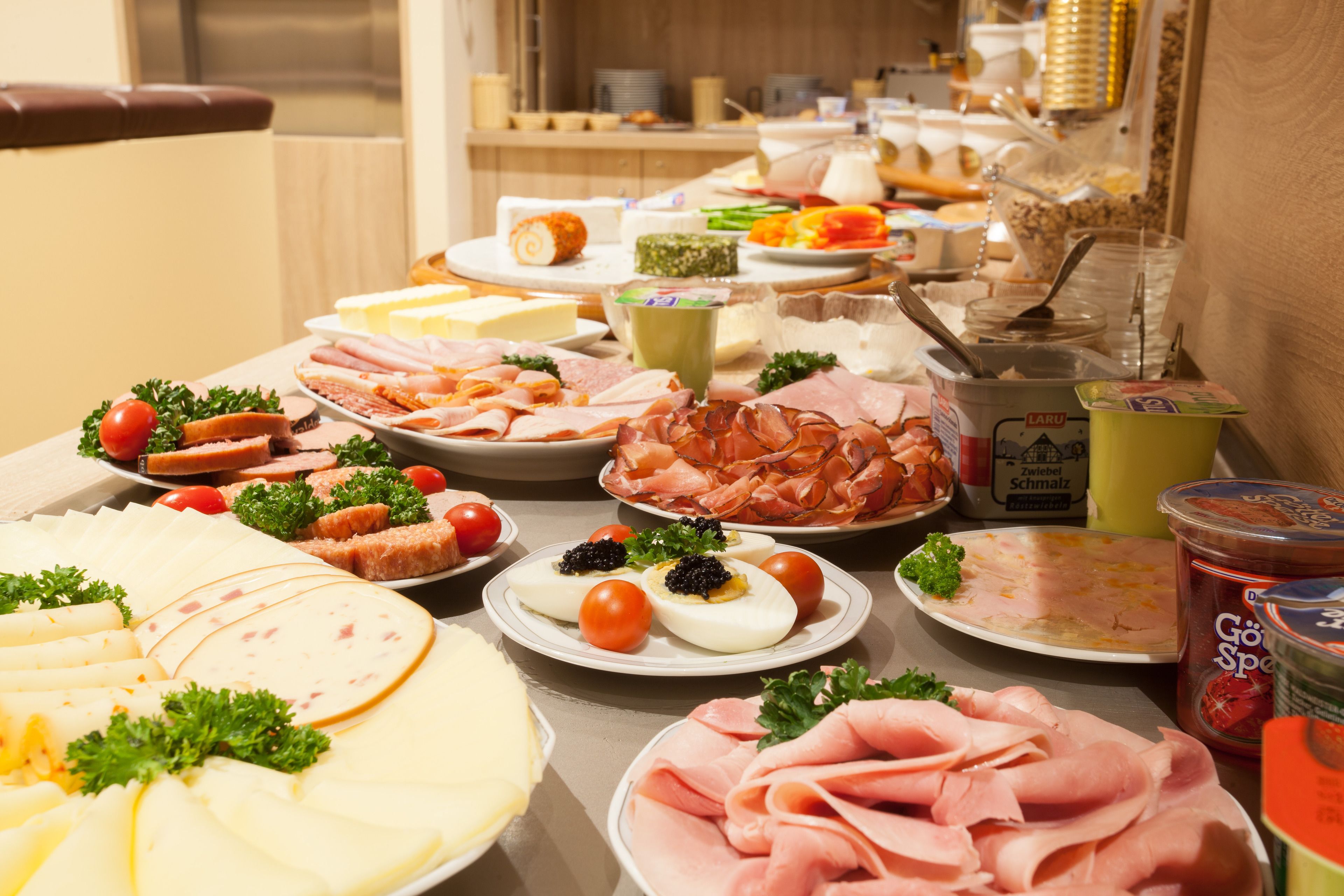 Tägliches Frühstücksbuffet (15.00 EUR pro Person)