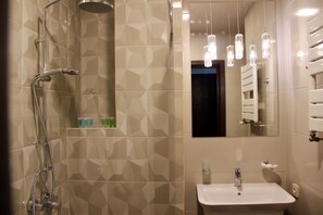 Duplex (Suite) | Bathroom | Combined shower/bathtub, free toiletries, hair dryer, slippers - Iliani Hotel (Tbilisi)