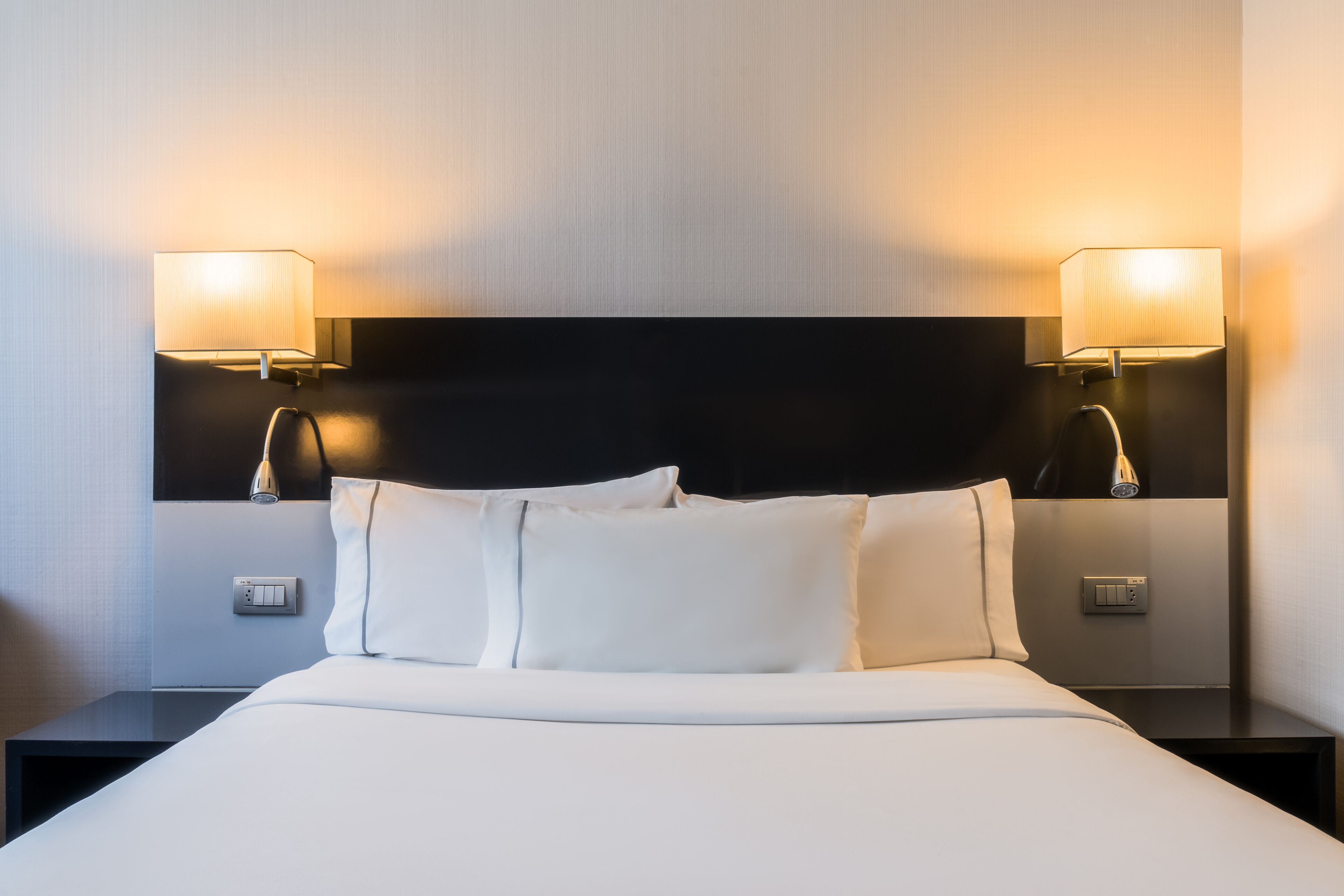 standard room, 1 queen bed, non smoking | 1 bedroom, in-room safe, desk, free cots/infant beds