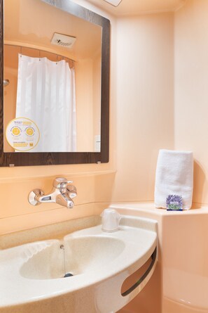 Una scrivania, tende oscuranti, insonorizzazione, Wi-Fi gratuito