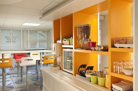 Colazione a buffet a pagamento, servita tutte le mattine . Premiere Classe Caen Est - Mondeville