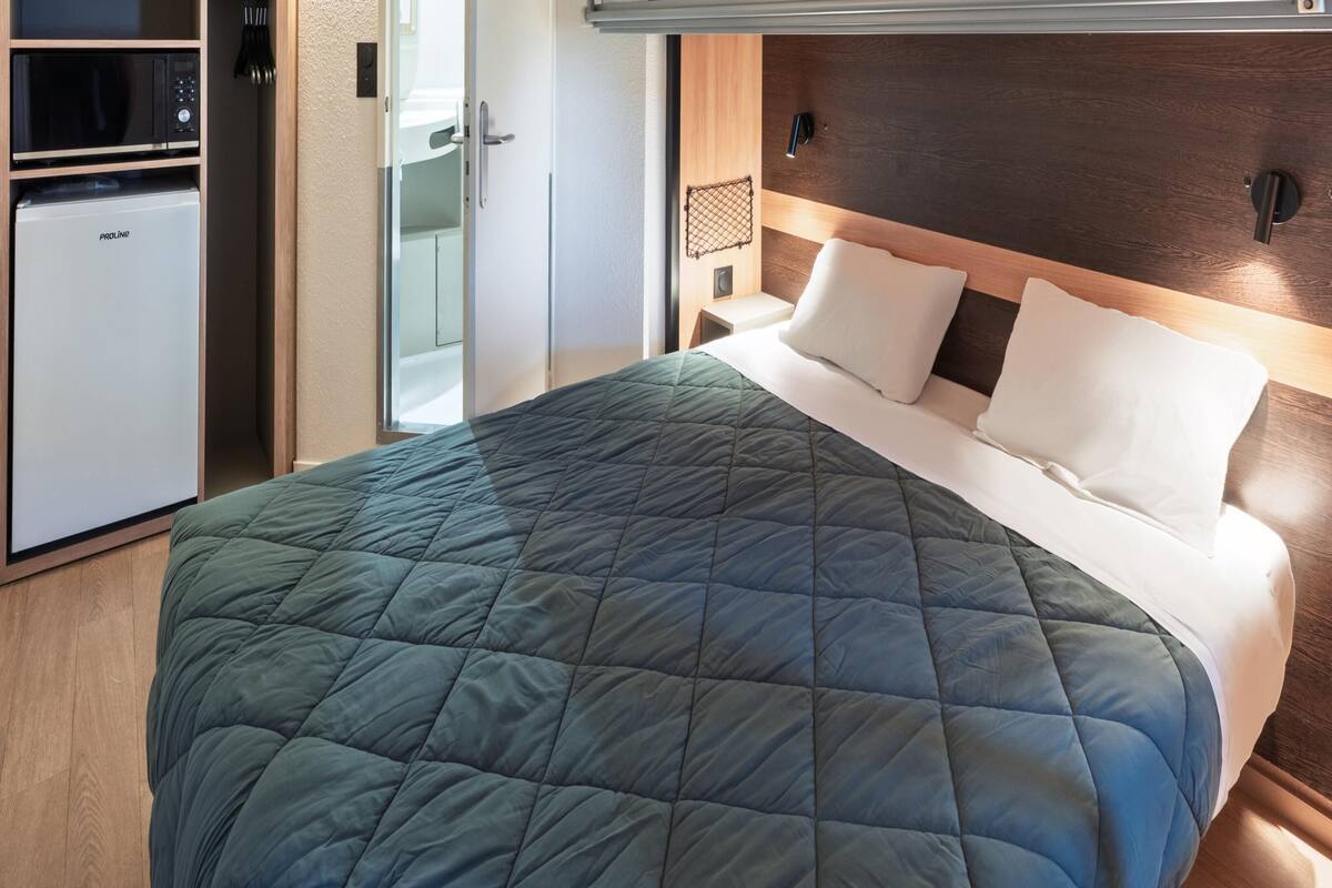 Escritorio, cortinas blackout, wifi gratis y ropa de cama