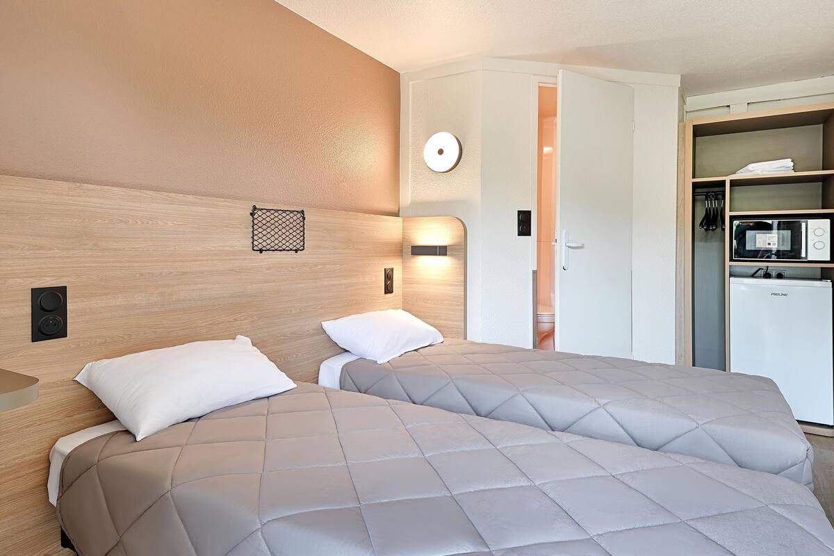 Standard Room, 2 Single Beds | Desk, blackout curtains, free WiFi, bed sheets