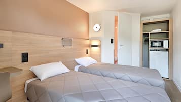 Standard Room, 2 Twin Beds | Desk, blackout drapes, free WiFi, bed sheets
