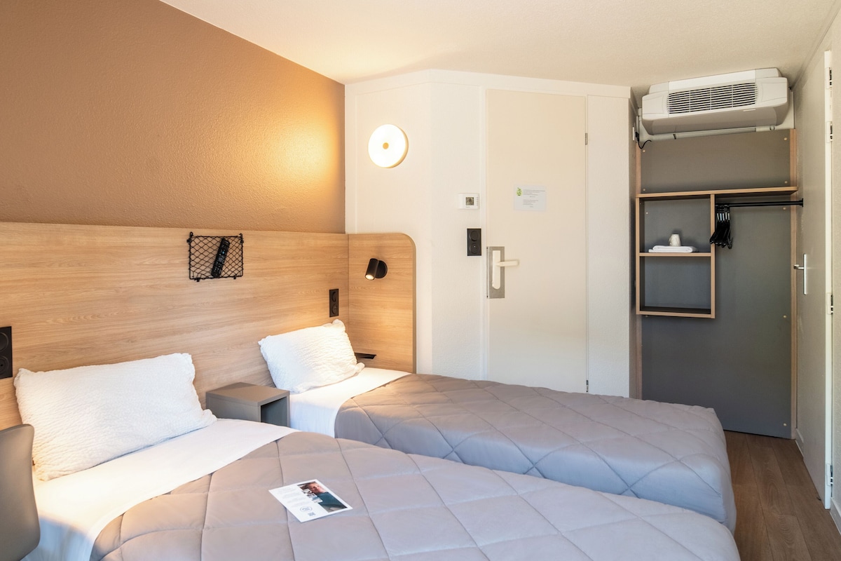 Escritorio, cortinas blackout, wifi gratis y ropa de cama 