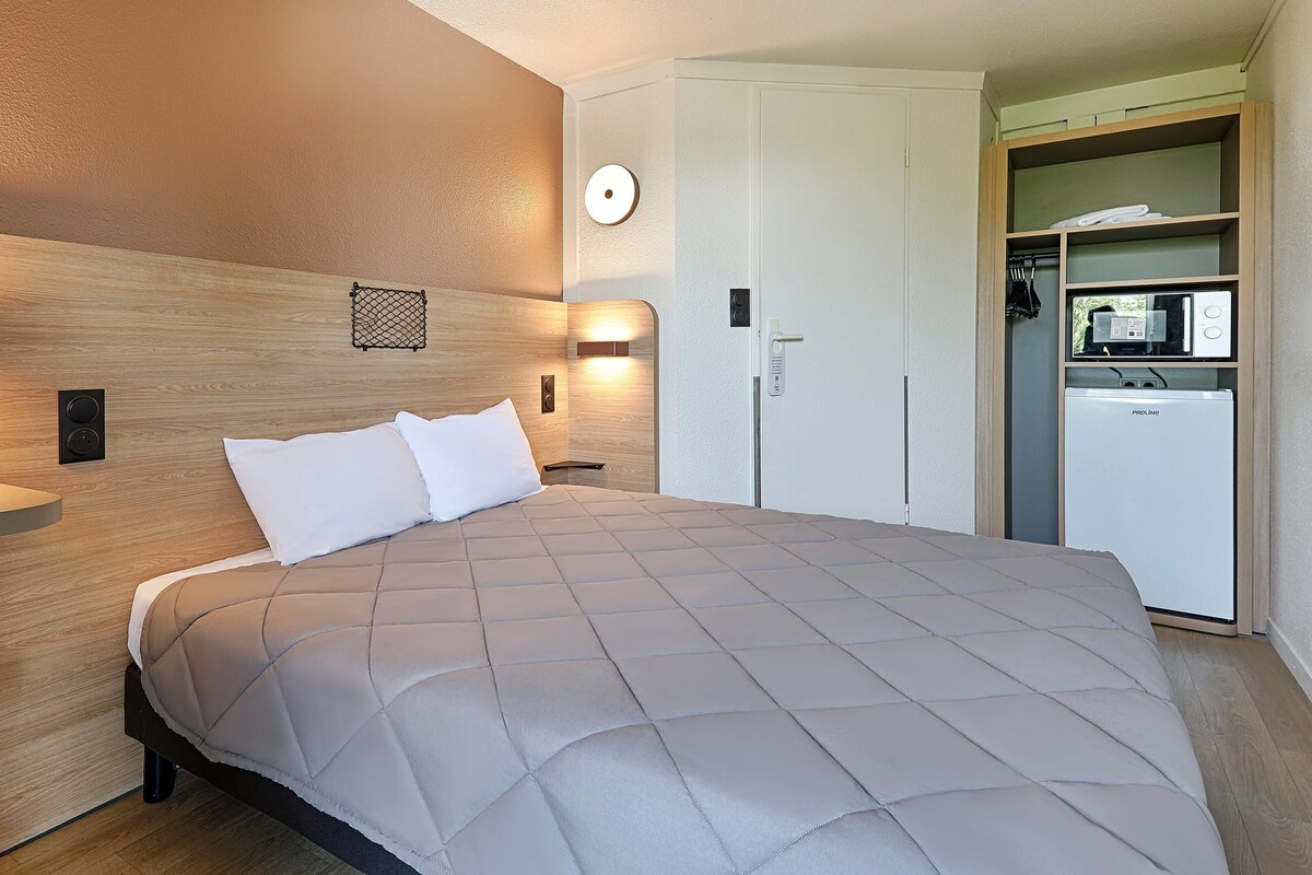 Rom – standard, 1 queensize-seng | Skrivebord, blendingsgardiner, wi-fi (inkludert) og sengetøy
