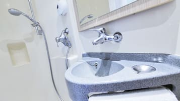 Douche, articles de toilette écologiques, serviettes fournies