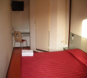 Escritorio, cortinas blackout, wifi gratis y ropa de cama 