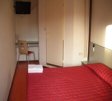 Escritorio, cortinas blackout, wifi gratis y ropa de cama
