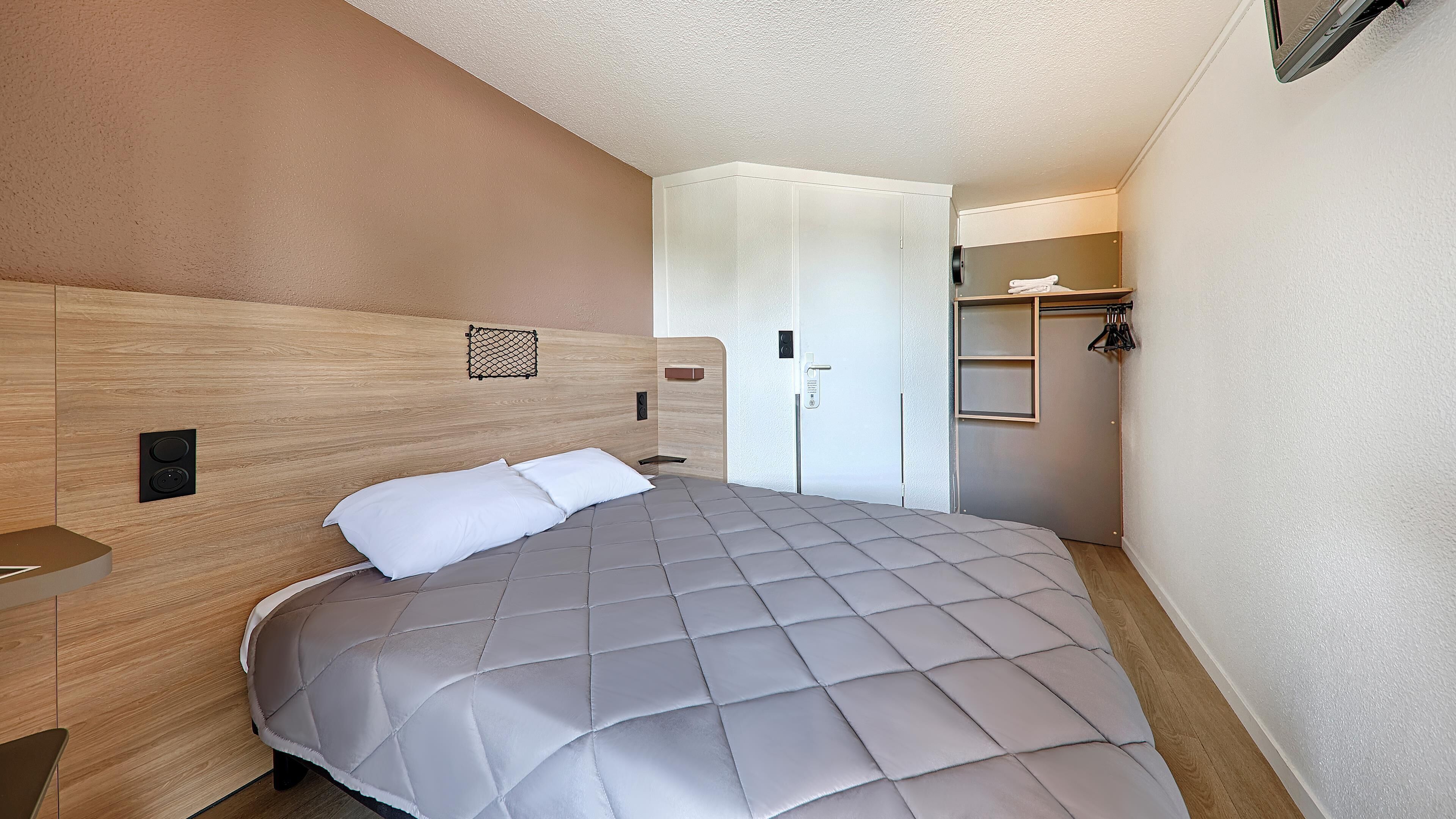 Standard Room, 1 Queen Bed