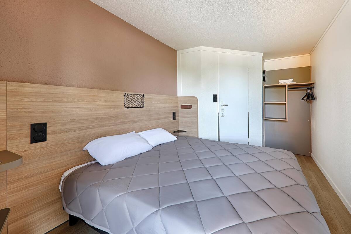 Standard Room, 1 Queen Bed | Desk, blackout curtains, free WiFi, bed sheets